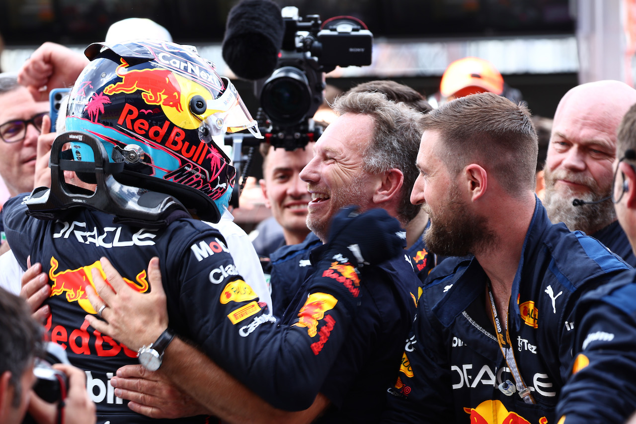GP MIAMI, Max Verstappen (NLD) Red Bull Racing RB18 celebrates 1st place with Christian Horner (GBR) Red Bull Racing Team Principal.
08.05.2022. Formula 1 World Championship, Rd 5, Miami Grand Prix, Miami, Florida, USA, Gara Day.
- www.xpbimages.com, EMail: requests@xpbimages.com ¬© Copyright: Batchelor / XPB Images
