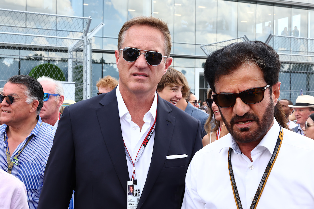 GP MIAMI, Tom Garfinkel (USA)Vice Chairman, President e Chief Executive Officer of the Miami Dolphins e Hard Rock Stadium with Mohammed Bin Sulayem (UAE) FIA President on the grid.
08.05.2022. Formula 1 World Championship, Rd 5, Miami Grand Prix, Miami, Florida, USA, Gara Day.
- www.xpbimages.com, EMail: requests@xpbimages.com © Copyright: Batchelor / XPB Images