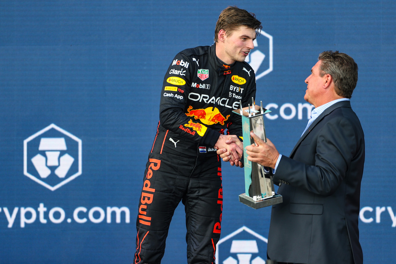 GP MIAMI, Max Verstappen (NLD), Red Bull Racing e Dan Marino (USA)
08.05.2022. Formula 1 World Championship, Rd 5, Miami Grand Prix, Miami, Florida, USA, Gara Day.
- www.xpbimages.com, EMail: requests@xpbimages.com ¬© Copyright: Charniaux / XPB Images