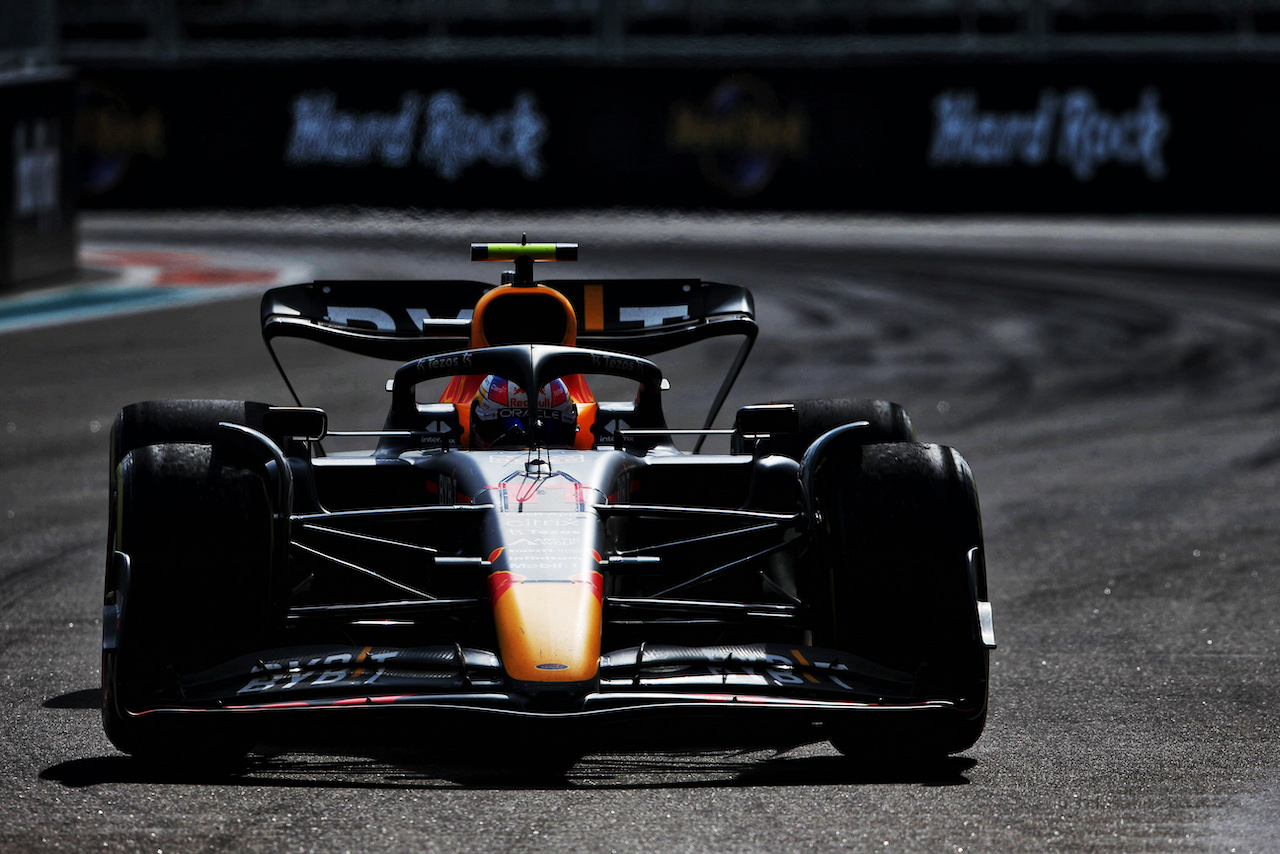 GP MIAMI, Sergio Perez (MEX) Red Bull Racing RB18.
08.05.2022. Formula 1 World Championship, Rd 5, Miami Grand Prix, Miami, Florida, USA, Gara Day.
- www.xpbimages.com, EMail: requests@xpbimages.com © Copyright: Rew / XPB Images