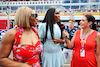 GP MIAMI, (L to R): Serena Williams (USA) Tennis Player e sister Venus Williams (USA) Tennis player on the grid.
08.05.2022. Formula 1 World Championship, Rd 5, Miami Grand Prix, Miami, Florida, USA, Gara Day.
 - www.xpbimages.com, EMail: requests@xpbimages.com © Copyright: Coates / XPB Images