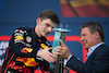 GP MIAMI, (L to R): Gara winner Max Verstappen (NLD) Red Bull Racing celebrates with  Dan Marino (USA) American Football Legend on the podium.
08.05.2022. Formula 1 World Championship, Rd 5, Miami Grand Prix, Miami, Florida, USA, Gara Day.
- www.xpbimages.com, EMail: requests@xpbimages.com © Copyright: Price / XPB Images