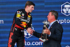 GP MIAMI, Gara winner Max Verstappen (NLD) Red Bull Racing celebrates with  Dan Marino (USA) American Football Legend on the podium.
08.05.2022. Formula 1 World Championship, Rd 5, Miami Grand Prix, Miami, Florida, USA, Gara Day.
- www.xpbimages.com, EMail: requests@xpbimages.com © Copyright: Bearne / XPB Images