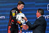 GP MIAMI, Gara winner Max Verstappen (NLD) Red Bull Racing celebrates with  Dan Marino (USA) American Football Legend on the podium.
08.05.2022. Formula 1 World Championship, Rd 5, Miami Grand Prix, Miami, Florida, USA, Gara Day.
- www.xpbimages.com, EMail: requests@xpbimages.com © Copyright: Bearne / XPB Images