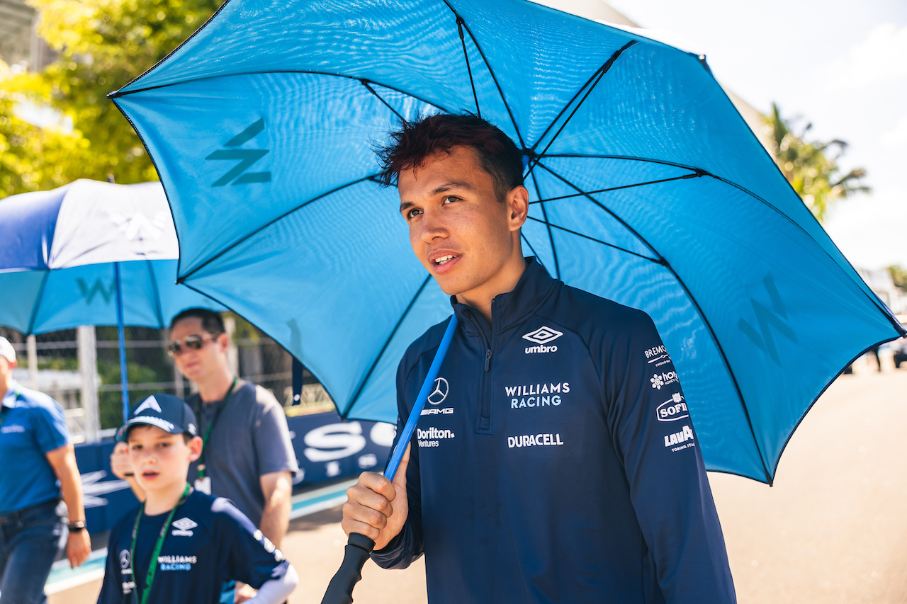 GP MIAMI, Alexander Albon (THA) Williams Racing walks the circuit with the team.
05.05.2022. Formula 1 World Championship, Rd 5, Miami Grand Prix, Miami, Florida, USA, Preparation Day.
- www.xpbimages.com, EMail: requests@xpbimages.com © Copyright: Bearne / XPB Images