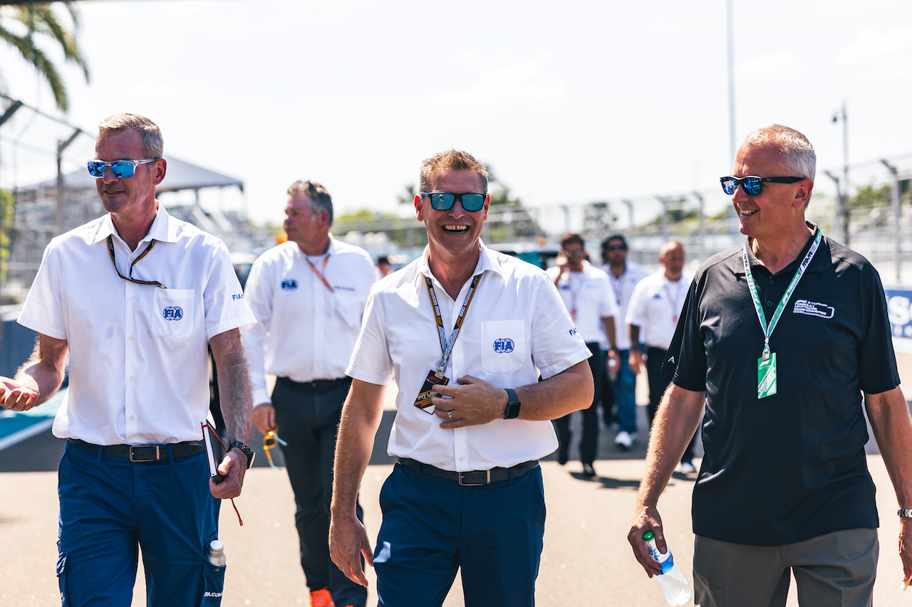 GP MIAMI, Niels Wittich (GER) FIA F1 Gara Director (Left) e Bernd Maylander (GER) FIA Safety Car Driver (Centre).
05.05.2022. Formula 1 World Championship, Rd 5, Miami Grand Prix, Miami, Florida, USA, Preparation Day.
- www.xpbimages.com, EMail: requests@xpbimages.com © Copyright: Bearne / XPB Images