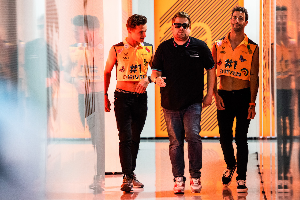 GP MIAMI, James Corden, Daniel Ricciardo (AUS), McLaren F1 Team e Lando Norris (GBR), McLaren F1 Team 
05.05.2022. Formula 1 World Championship, Rd 5, Miami Grand Prix, Miami, Florida, USA, Preparation Day.
- www.xpbimages.com, EMail: requests@xpbimages.com © Copyright: Charniaux / XPB Images