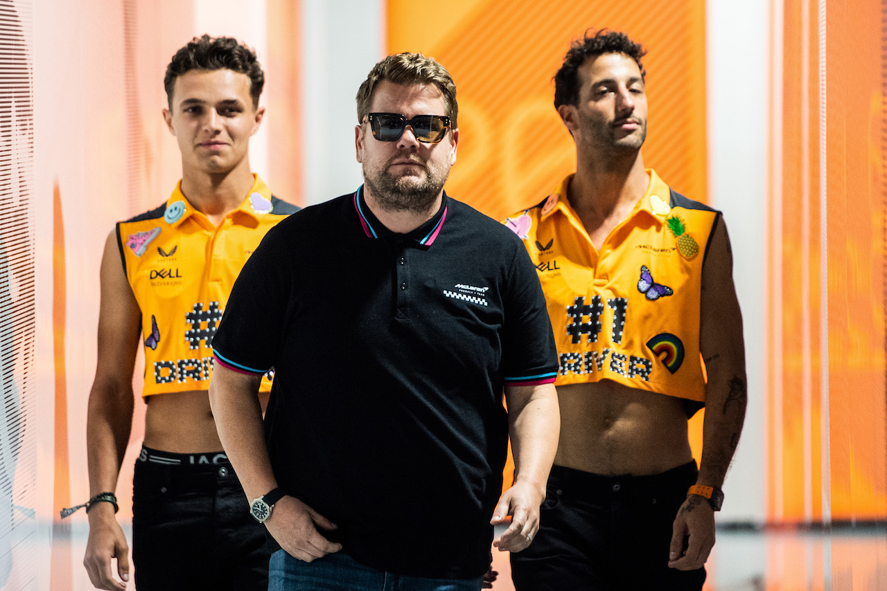 GP MIAMI, James Corden, Lando Norris (GBR), McLaren F1 Team e Daniel Ricciardo (AUS), McLaren F1 Team 
05.05.2022. Formula 1 World Championship, Rd 5, Miami Grand Prix, Miami, Florida, USA, Preparation Day.
- www.xpbimages.com, EMail: requests@xpbimages.com © Copyright: Charniaux / XPB Images