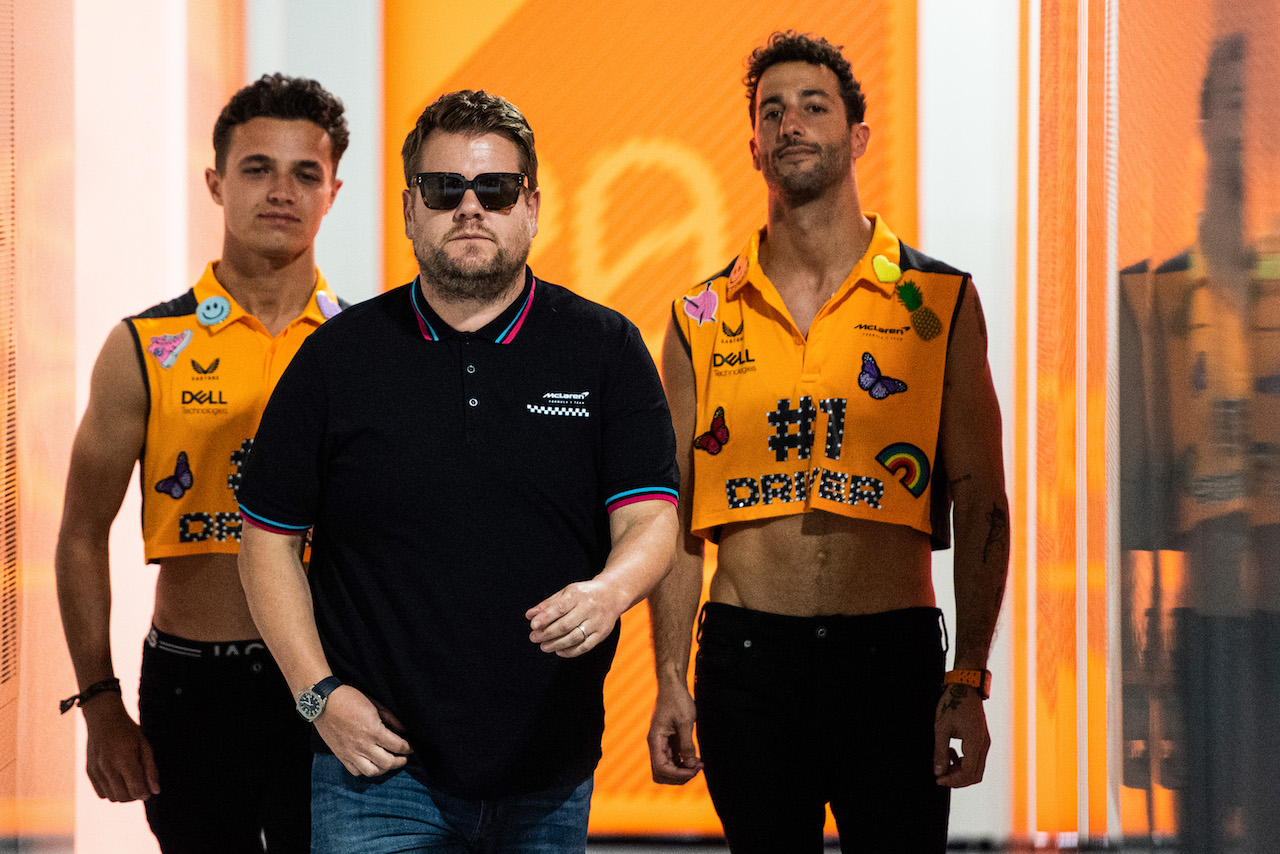 GP MIAMI, James Corden, Daniel Ricciardo (AUS), McLaren F1 Team e Lando Norris (GBR), McLaren F1 Team 
05.05.2022. Formula 1 World Championship, Rd 5, Miami Grand Prix, Miami, Florida, USA, Preparation Day.
- www.xpbimages.com, EMail: requests@xpbimages.com © Copyright: Charniaux / XPB Images