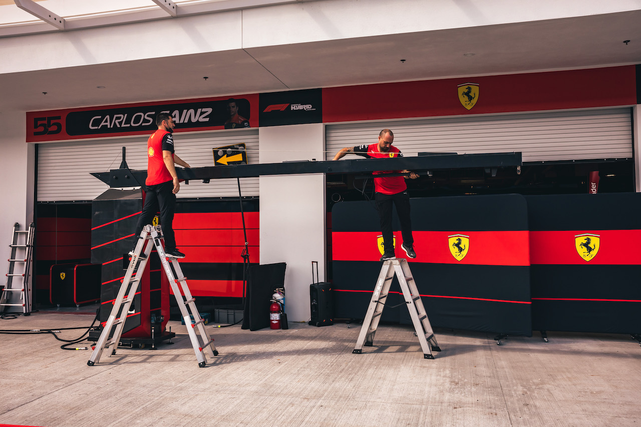 GP MIAMI, Ferrari preparations in the pits.
05.05.2022. Formula 1 World Championship, Rd 5, Miami Grand Prix, Miami, Florida, USA, Preparation Day.
- www.xpbimages.com, EMail: requests@xpbimages.com © Copyright: Bearne / XPB Images