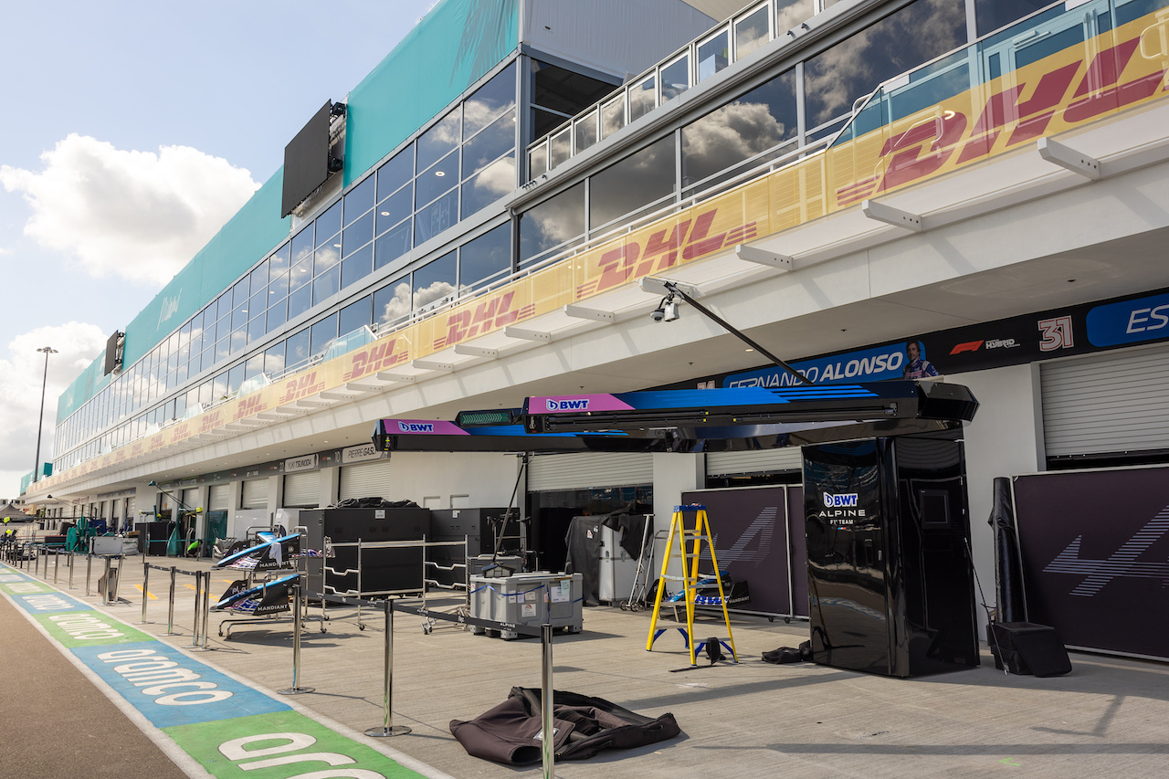 GP MIAMI, Alpine F1 Team pit garages e equipment.
05.05.2022. Formula 1 World Championship, Rd 5, Miami Grand Prix, Miami, Florida, USA, Preparation Day.
- www.xpbimages.com, EMail: requests@xpbimages.com © Copyright: Bearne / XPB Images