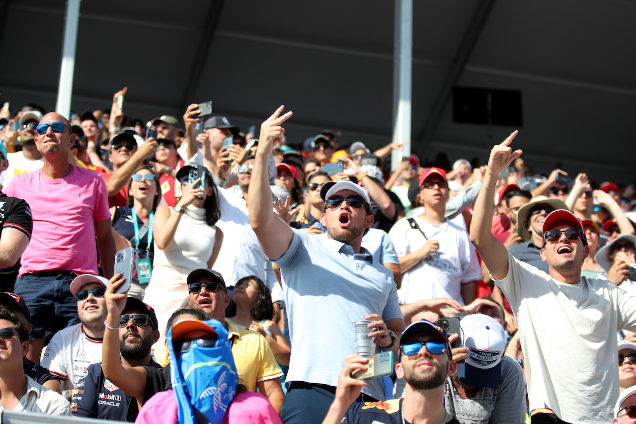 GP MIAMI, Circuit Atmosfera - fans in the grandstand.
07.05.2022. Formula 1 World Championship, Rd 5, Miami Grand Prix, Miami, Florida, USA, Qualifiche Day.
 - www.xpbimages.com, EMail: requests@xpbimages.com © Copyright: Coates / XPB Images