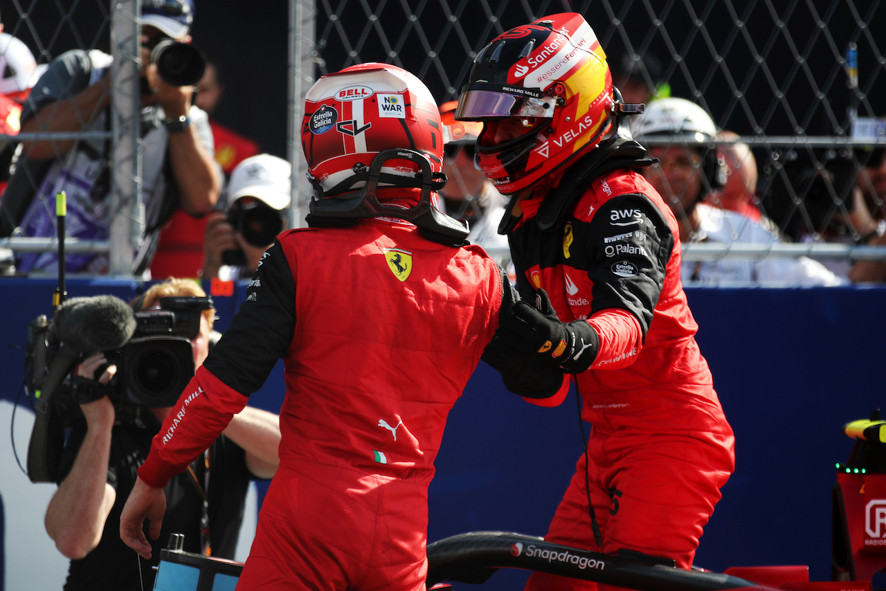 GP MIAMI, (L to R): Charles Leclerc (MON) Ferrari celebrates his pole position in qualifying parc ferme with second placed team mate Carlos Sainz Jr (ESP) Ferrari F1-75.
07.05.2022. Formula 1 World Championship, Rd 5, Miami Grand Prix, Miami, Florida, USA, Qualifiche Day.
 - www.xpbimages.com, EMail: requests@xpbimages.com © Copyright: Coates / XPB Images