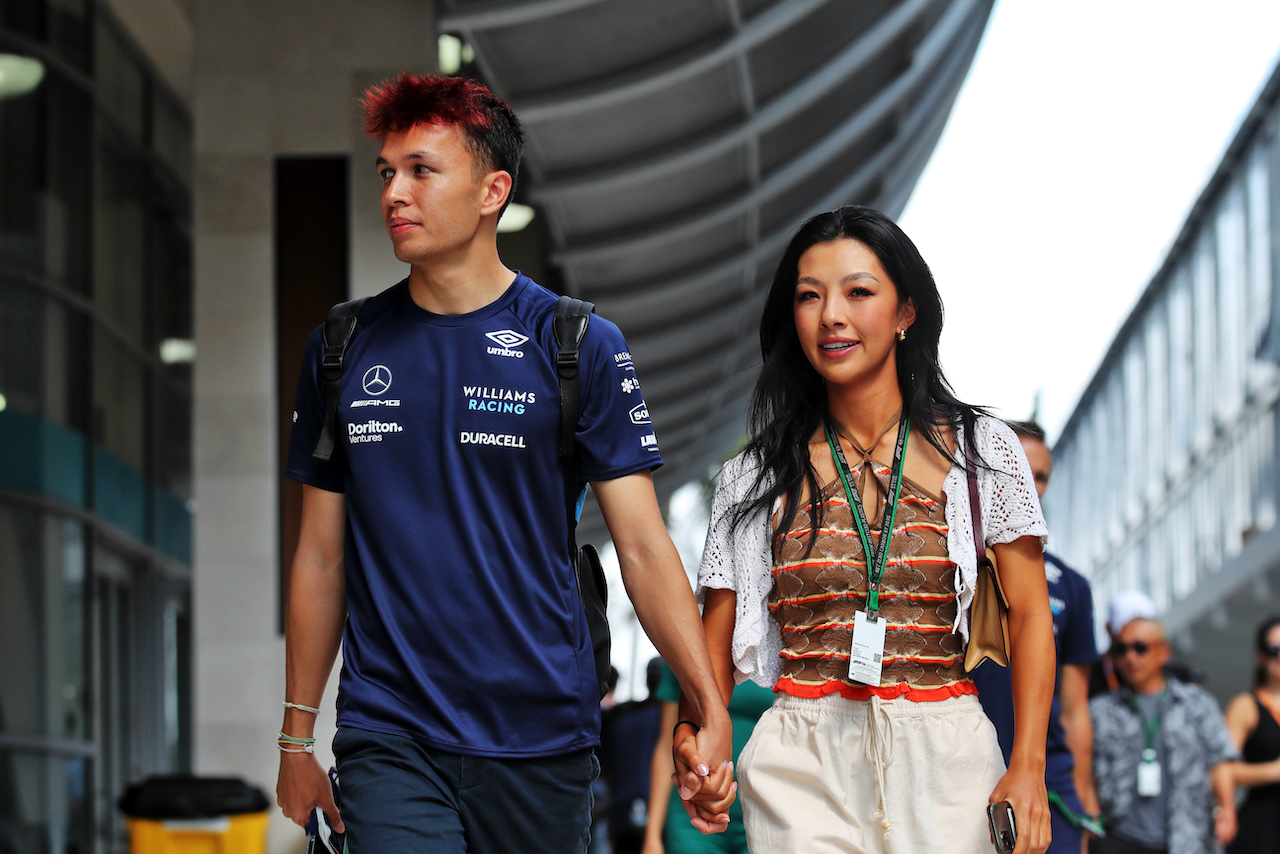 GP MIAMI, (L to R): Alexander Albon (THA) Williams Racing with Domenica Muni Lily He (CHN) Professional Golfer.
07.05.2022. Formula 1 World Championship, Rd 5, Miami Grand Prix, Miami, Florida, USA, Qualifiche Day.
 - www.xpbimages.com, EMail: requests@xpbimages.com © Copyright: Coates / XPB Images