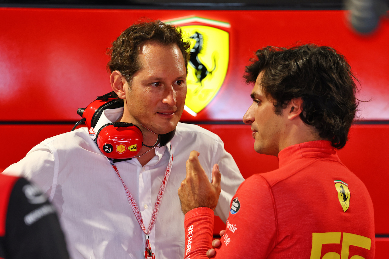 GP MIAMI, (L to R): John Elkann (ITA) FIAT Chrysler Automobiles Chairman with Carlos Sainz Jr (ESP) Ferrari.
07.05.2022. Formula 1 World Championship, Rd 5, Miami Grand Prix, Miami, Florida, USA, Qualifiche Day.
- www.xpbimages.com, EMail: requests@xpbimages.com © Copyright: Batchelor / XPB Images