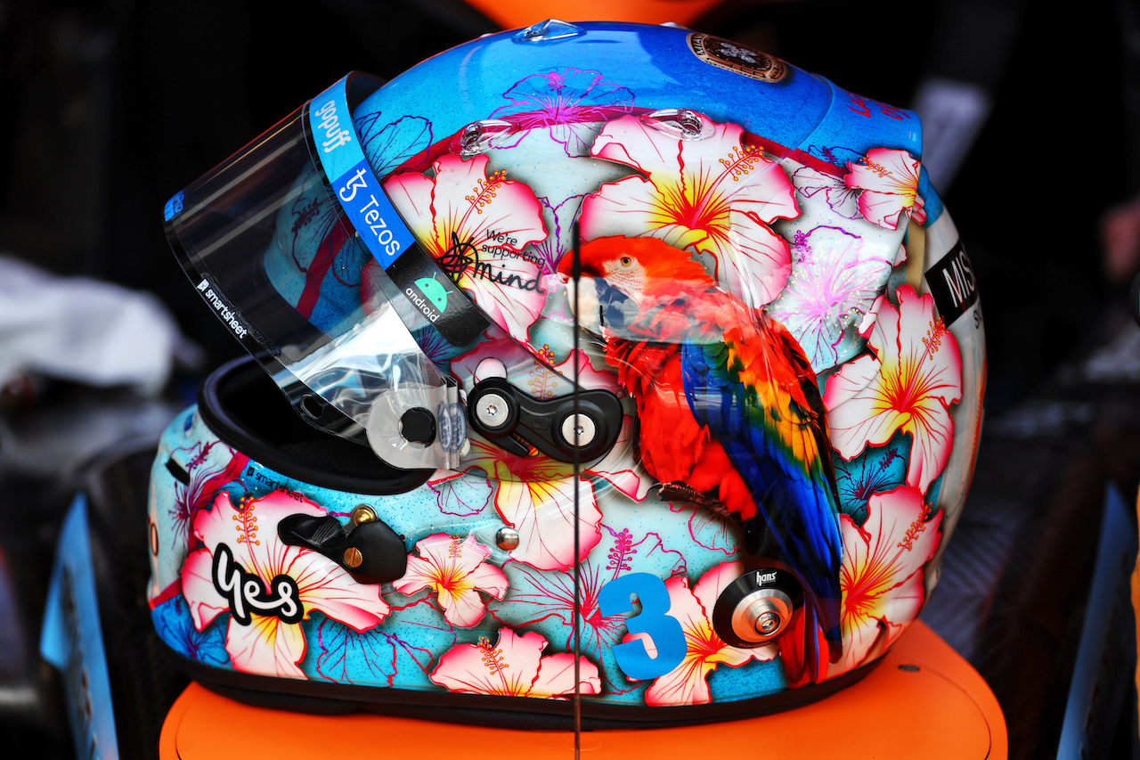 GP MIAMI, The helmet of Daniel Ricciardo (AUS) McLaren.
07.05.2022. Formula 1 World Championship, Rd 5, Miami Grand Prix, Miami, Florida, USA, Qualifiche Day.
- www.xpbimages.com, EMail: requests@xpbimages.com © Copyright: Batchelor / XPB Images
