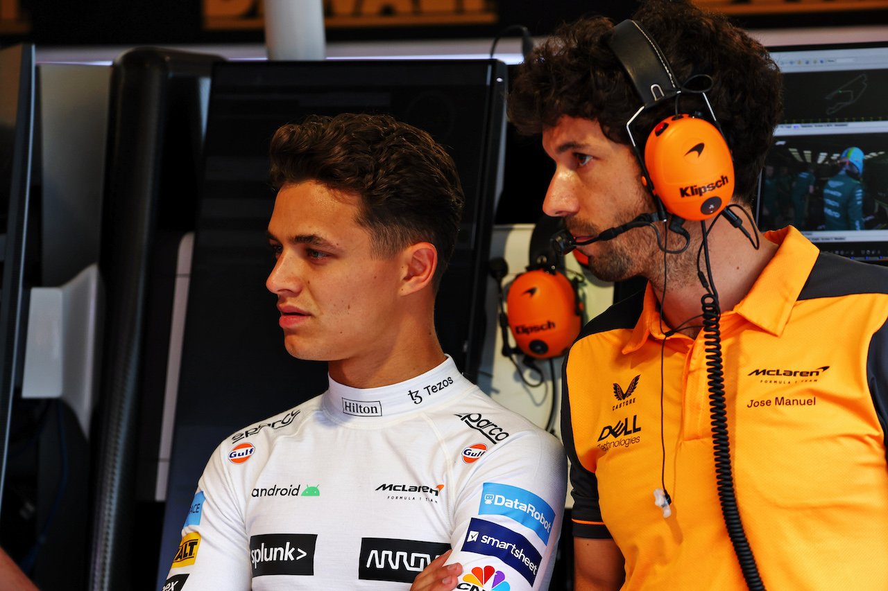 GP MIAMI, (L to R): lnop with Jose Manuel Lopez Garcia (ESP) McLaren Lead Performance Engineer.
07.05.2022. Formula 1 World Championship, Rd 5, Miami Grand Prix, Miami, Florida, USA, Qualifiche Day.
- www.xpbimages.com, EMail: requests@xpbimages.com © Copyright: Batchelor / XPB Images