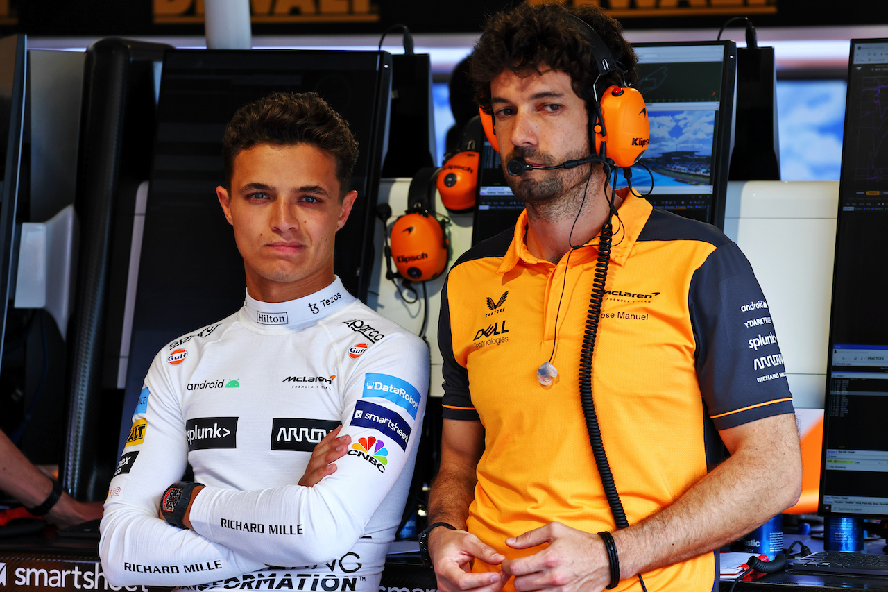 GP MIAMI, (L to R): lnop with Jose Manuel Lopez Garcia (ESP) McLaren Lead Performance Engineer.
07.05.2022. Formula 1 World Championship, Rd 5, Miami Grand Prix, Miami, Florida, USA, Qualifiche Day.
- www.xpbimages.com, EMail: requests@xpbimages.com © Copyright: Batchelor / XPB Images
