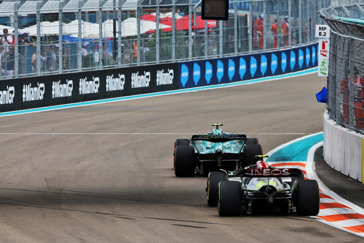 GP MIAMI, Sebastian Vettel (GER) Aston Martin F1 Team AMR22 davanti a Lewis Hamilton (GBR) Mercedes AMG F1 W13.
07.05.2022. Formula 1 World Championship, Rd 5, Miami Grand Prix, Miami, Florida, USA, Qualifiche Day.
- www.xpbimages.com, EMail: requests@xpbimages.com © Copyright: Rew / XPB Images