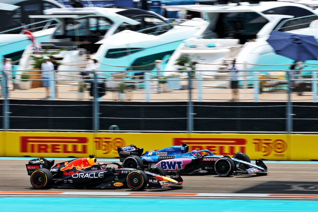 GP MIAMI, Max Verstappen (NLD) Red Bull Racing RB18 e Fernando Alonso (ESP) Alpine F1 Team A522.
07.05.2022. Formula 1 World Championship, Rd 5, Miami Grand Prix, Miami, Florida, USA, Qualifiche Day.
- www.xpbimages.com, EMail: requests@xpbimages.com © Copyright: Bearne / XPB Images
