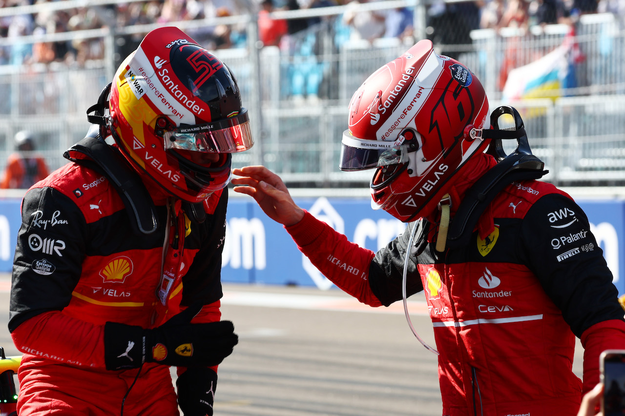 GP MIAMI, Carlos Sainz Jr (ESP) Ferrari F1-75 e Pole for Charles Leclerc (MON) Ferrari F1-75.
07.05.2022. Formula 1 World Championship, Rd 5, Miami Grand Prix, Miami, Florida, USA, Qualifiche Day.
- www.xpbimages.com, EMail: requests@xpbimages.com © Copyright: Batchelor / XPB Images