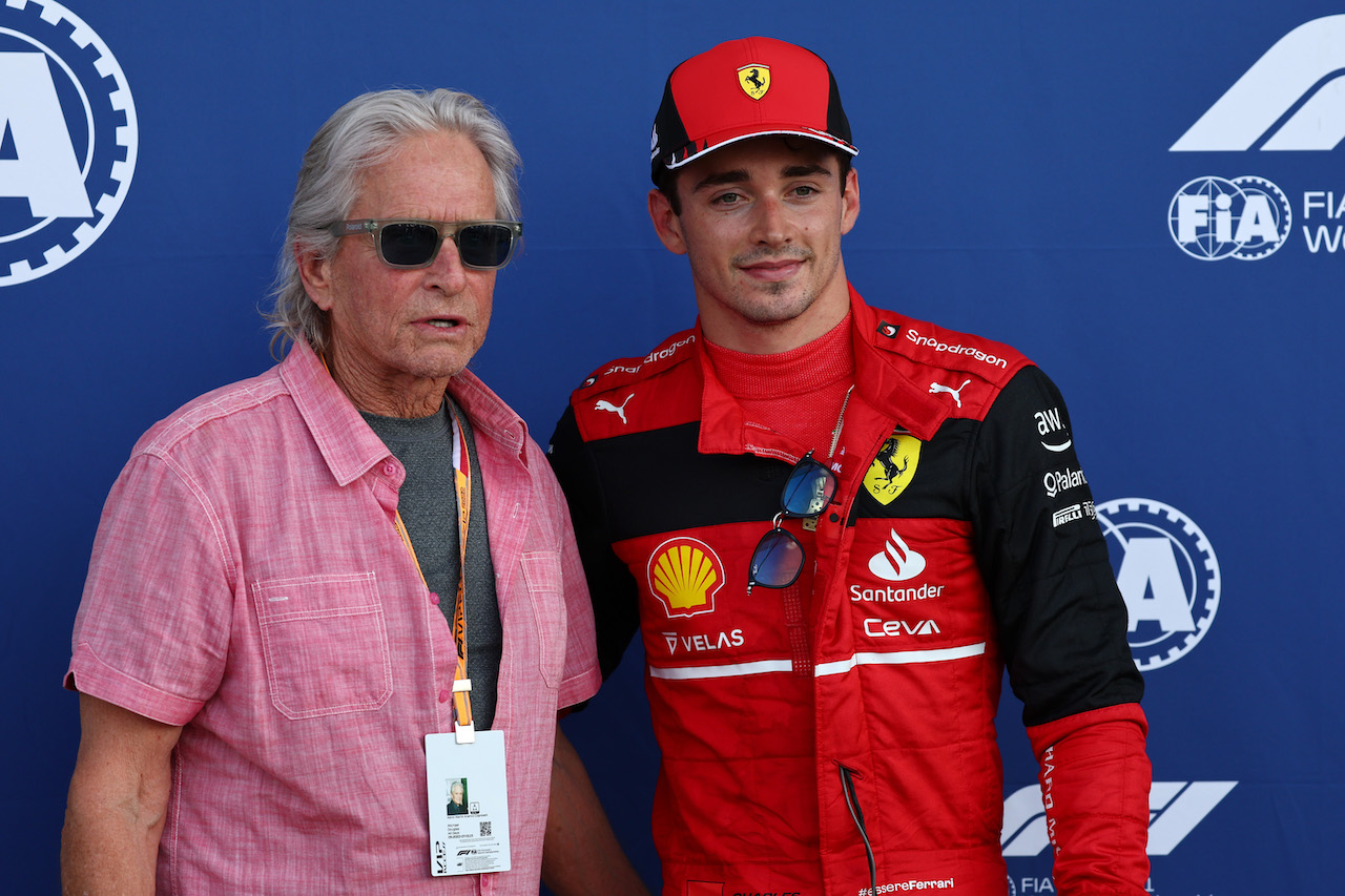 GP MIAMI, Michael Douglas (USA) Actor with Charles Leclerc (MON) Ferrari F1-75.
07.05.2022. Formula 1 World Championship, Rd 5, Miami Grand Prix, Miami, Florida, USA, Qualifiche Day.
- www.xpbimages.com, EMail: requests@xpbimages.com © Copyright: Batchelor / XPB Images