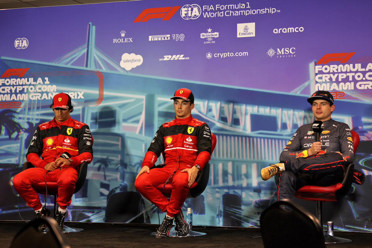 GP MIAMI, The top three qualifying FIA Press Conference (L to R): Carlos Sainz Jr (ESP) Ferrari; Charles Leclerc (MON) Ferrari; Max Verstappen (NLD) Red Bull Racing.
07.05.2022. Formula 1 World Championship, Rd 5, Miami Grand Prix, Miami, Florida, USA, Qualifiche Day.
- www.xpbimages.com, EMail: requests@xpbimages.com © Copyright: Bearne / XPB Images