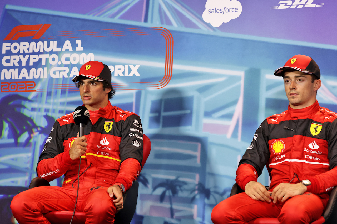 GP MIAMI, (L to R): Carlos Sainz Jr (ESP) Ferrari e team mate Charles Leclerc (MON) Ferrari in the post qualifying FIA Press Conference.
07.05.2022. Formula 1 World Championship, Rd 5, Miami Grand Prix, Miami, Florida, USA, Qualifiche Day.
- www.xpbimages.com, EMail: requests@xpbimages.com © Copyright: Bearne / XPB Images
