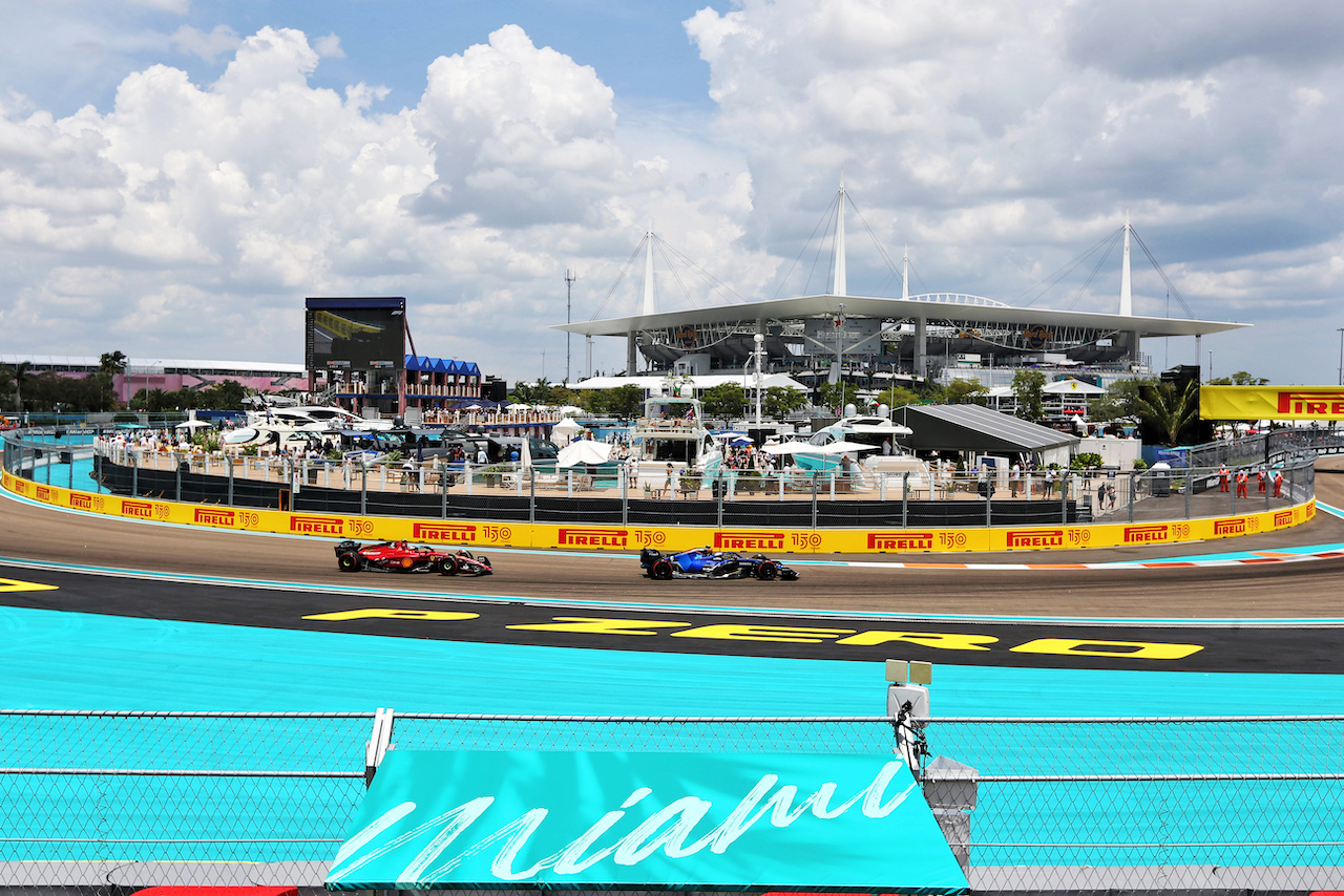 GP MIAMI, Nicholas Latifi (CDN) Williams Racing FW44 davanti a Carlos Sainz Jr (ESP) Ferrari F1-75.
07.05.2022. Formula 1 World Championship, Rd 5, Miami Grand Prix, Miami, Florida, USA, Qualifiche Day.
- www.xpbimages.com, EMail: requests@xpbimages.com © Copyright: Rew / XPB Images