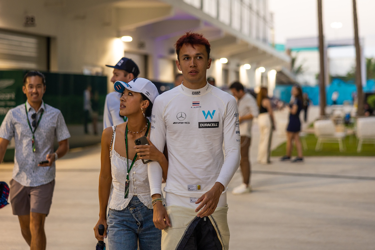 GP MIAMI, Alexander Albon (THA) Williams Racing with Domenica Muni Lily He (CHN) Professional Golfer.

06.05.2022. Formula 1 World Championship, Rd 5, Miami Grand Prix, Miami, Florida, USA, Practice Day.
- www.xpbimages.com, EMail: requests@xpbimages.com © Copyright: Bearne / XPB Images