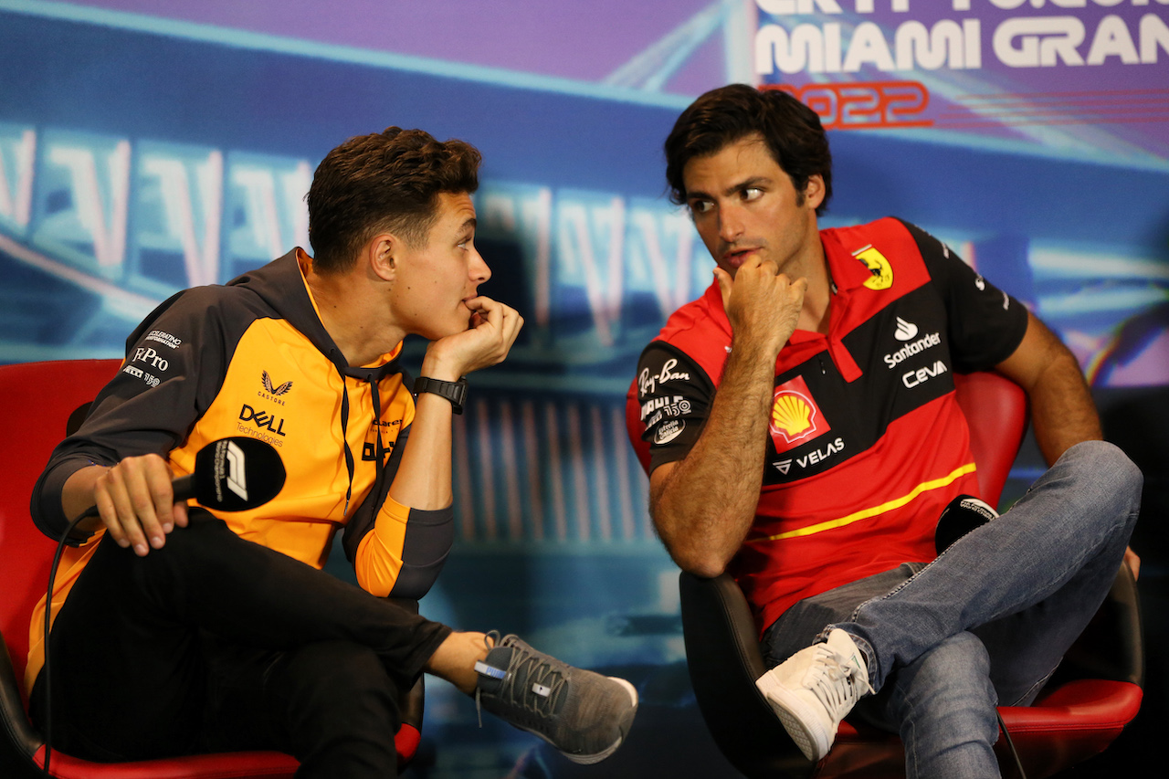 GP MIAMI, (L to R): Lando Norris (GBR) McLaren e Carlos Sainz Jr (ESP) Ferrari in the FIA Press Conference.
06.05.2022. Formula 1 World Championship, Rd 5, Miami Grand Prix, Miami, Florida, USA, Practice Day.
- www.xpbimages.com, EMail: requests@xpbimages.com © Copyright: Rew / XPB Images