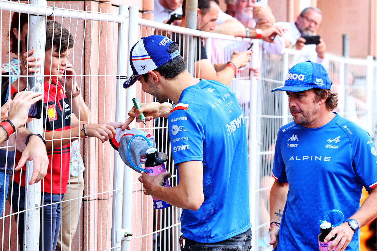 GP MONACO, (L to R): Esteban Ocon (FRA) Alpine F1 Team e Fernando Alonso (ESP) Alpine F1 Team with fans.
29.05.2022. Formula 1 World Championship, Rd 7, Monaco Grand Prix, Monte Carlo, Monaco, Gara Day.
- www.xpbimages.com, EMail: requests@xpbimages.com © Copyright: Batchelor / XPB Images