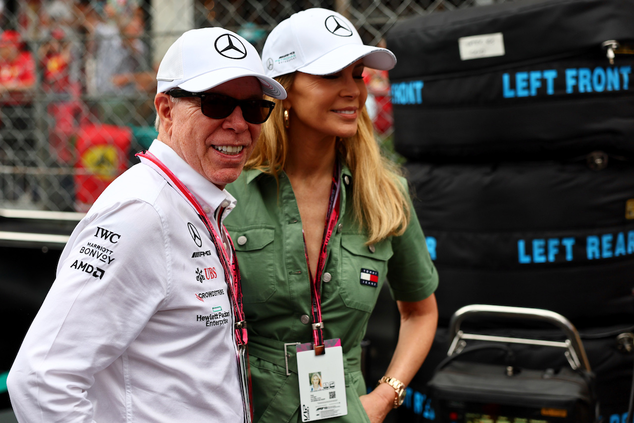 GP MONACO, Tommy Hilfiger (USA) with wife Dee Hilfiger (USA) on the grid.
29.05.2022. Formula 1 World Championship, Rd 7, Monaco Grand Prix, Monte Carlo, Monaco, Gara Day.
- www.xpbimages.com, EMail: requests@xpbimages.com © Copyright: Batchelor / XPB Images