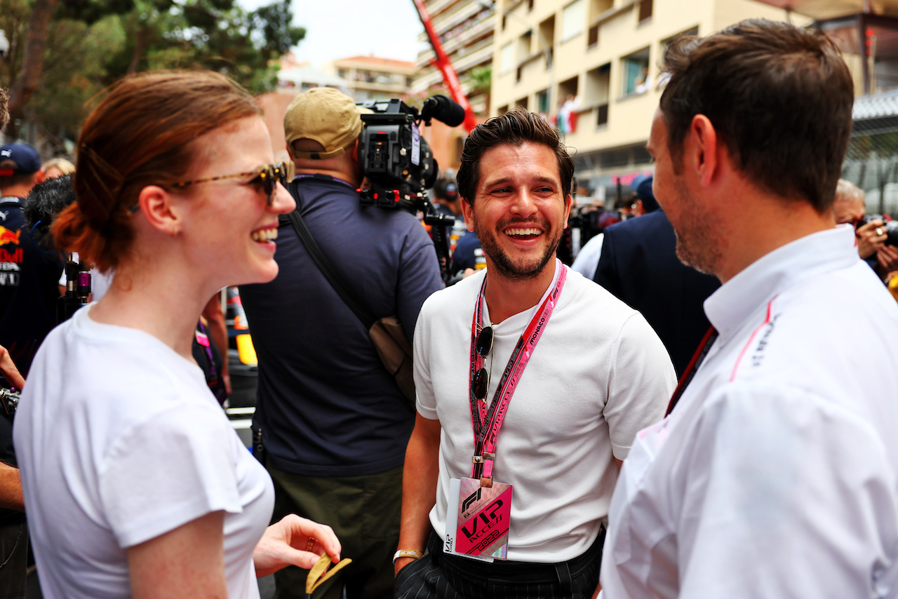 GP MONACO, Kit Harington (GBR) Actor on the grid.
29.05.2022. Formula 1 World Championship, Rd 7, Monaco Grand Prix, Monte Carlo, Monaco, Gara Day.
- www.xpbimages.com, EMail: requests@xpbimages.com © Copyright: Batchelor / XPB Images