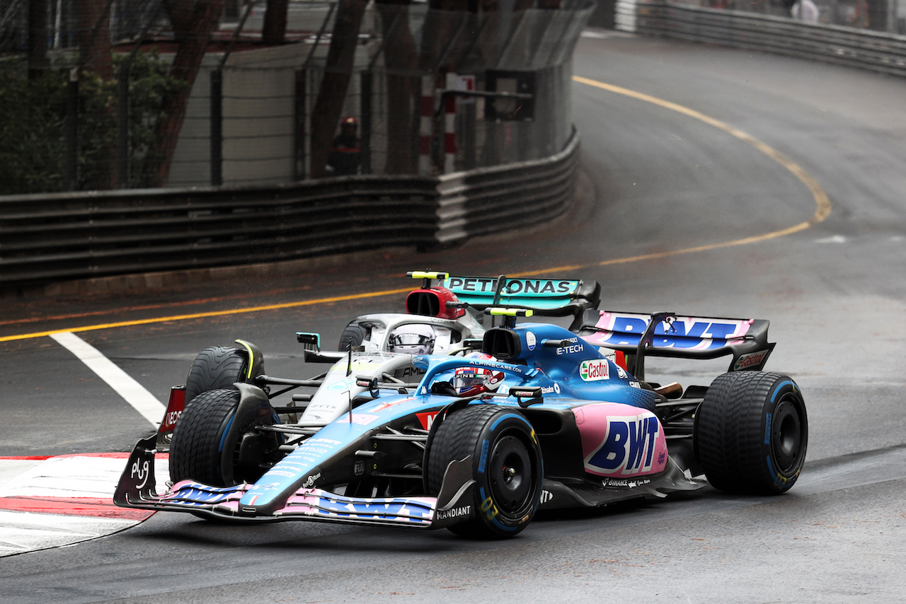 GP MONACO, Lewis Hamilton (GBR) Mercedes AMG F1 W13 e Esteban Ocon (FRA) Alpine F1 Team A522 battle for position.
29.05.2022. Formula 1 World Championship, Rd 7, Monaco Grand Prix, Monte Carlo, Monaco, Gara Day.
- www.xpbimages.com, EMail: requests@xpbimages.com © Copyright: Charniaux / XPB Images