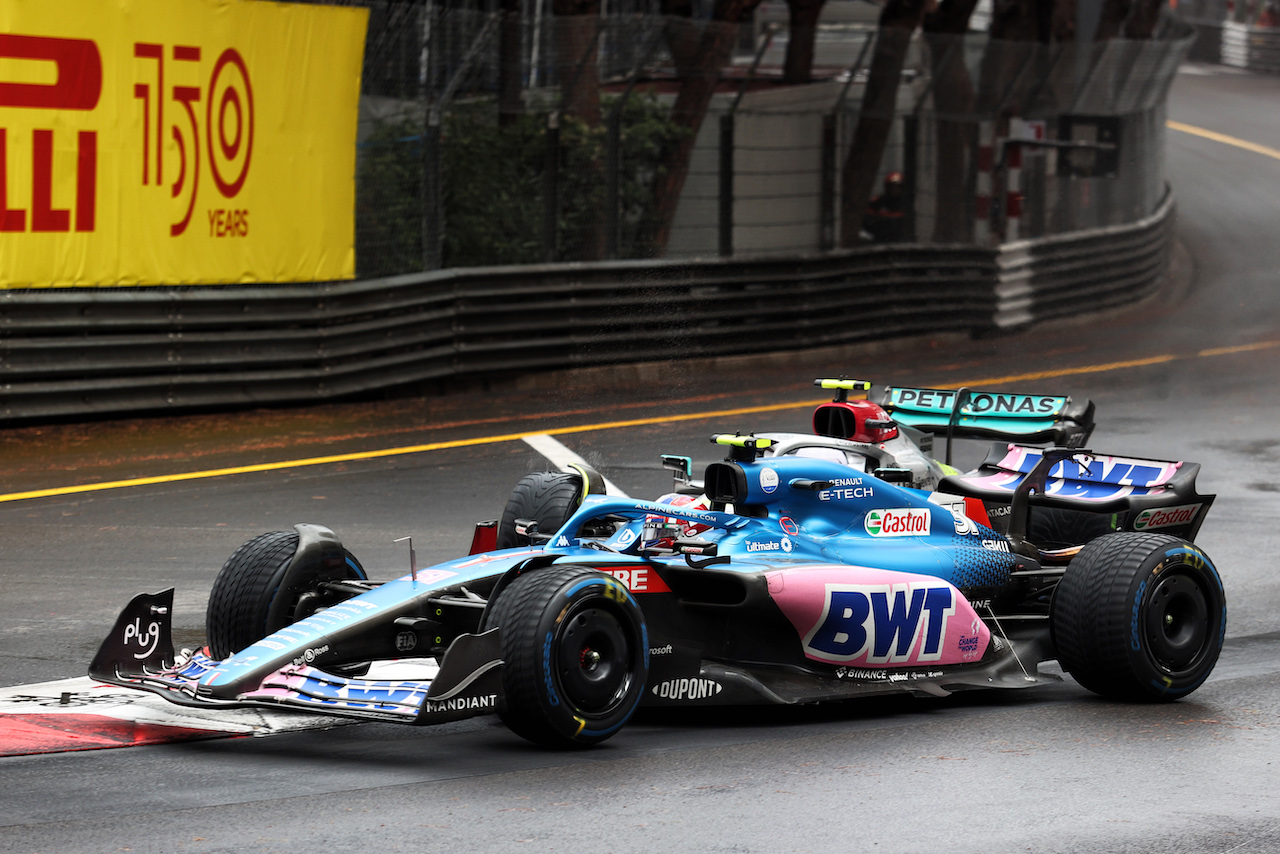 GP MONACO, Lewis Hamilton (GBR) Mercedes AMG F1 W13 e Esteban Ocon (FRA) Alpine F1 Team A522 battle for position.
29.05.2022. Formula 1 World Championship, Rd 7, Monaco Grand Prix, Monte Carlo, Monaco, Gara Day.
- www.xpbimages.com, EMail: requests@xpbimages.com © Copyright: Charniaux / XPB Images