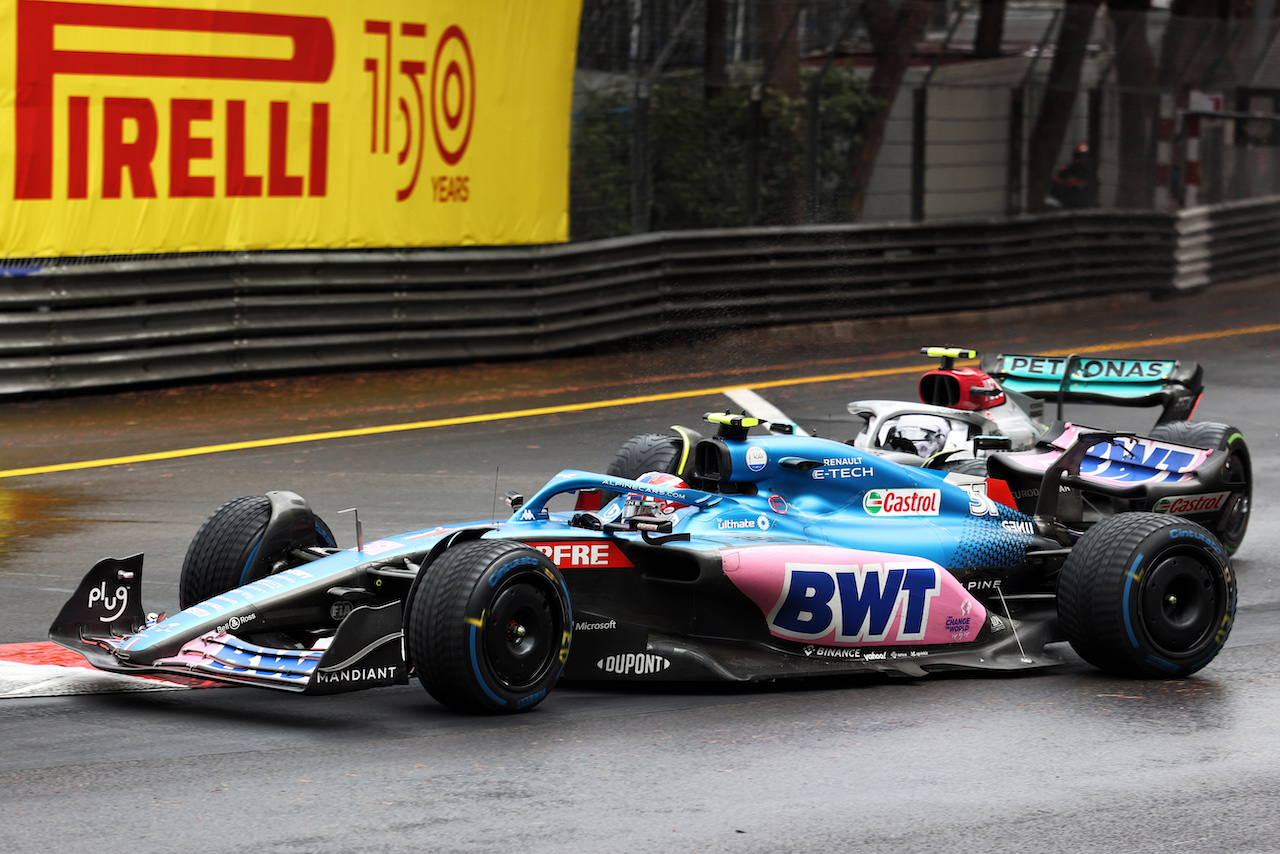 GP MONACO, Lewis Hamilton (GBR) Mercedes AMG F1 W13 e Esteban Ocon (FRA) Alpine F1 Team A522 battle for position.
29.05.2022. Formula 1 World Championship, Rd 7, Monaco Grand Prix, Monte Carlo, Monaco, Gara Day.
- www.xpbimages.com, EMail: requests@xpbimages.com © Copyright: Charniaux / XPB Images