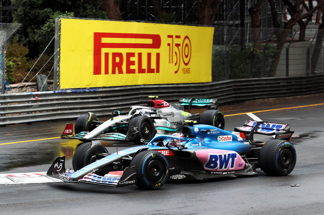 GP MONACO, Lewis Hamilton (GBR) Mercedes AMG F1 W13 e Esteban Ocon (FRA) Alpine F1 Team A522 battle for position.
29.05.2022. Formula 1 World Championship, Rd 7, Monaco Grand Prix, Monte Carlo, Monaco, Gara Day.
- www.xpbimages.com, EMail: requests@xpbimages.com © Copyright: Charniaux / XPB Images