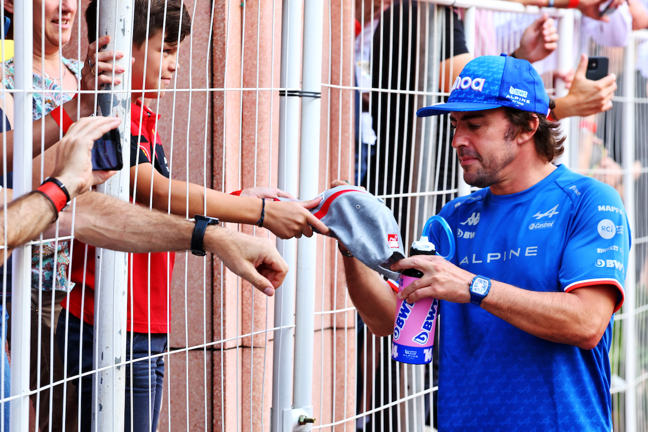 GP MONACO, Fernando Alonso (ESP) Alpine F1 Team with fans.
29.05.2022. Formula 1 World Championship, Rd 7, Monaco Grand Prix, Monte Carlo, Monaco, Gara Day.
- www.xpbimages.com, EMail: requests@xpbimages.com © Copyright: Batchelor / XPB Images