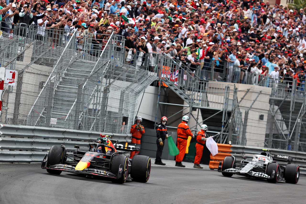 GP MONACO, Gara winner Sergio Perez (MEX) Red Bull Racing RB18 celebrates at the end of the race.
29.05.2022. Formula 1 World Championship, Rd 7, Monaco Grand Prix, Monte Carlo, Monaco, Gara Day.
- www.xpbimages.com, EMail: requests@xpbimages.com © Copyright: Charniaux / XPB Images