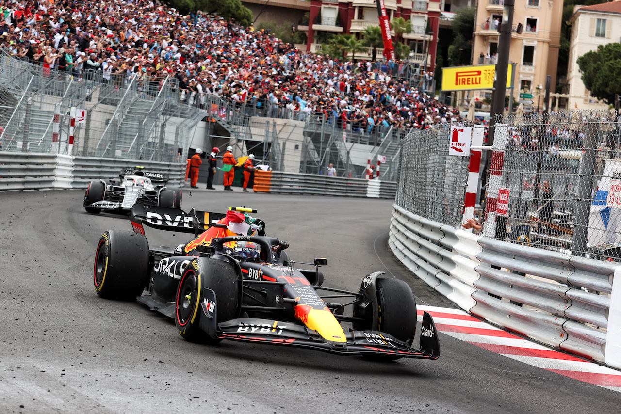 GP MONACO, Gara winner Sergio Perez (MEX) Red Bull Racing RB18 celebrates at the end of the race.
29.05.2022. Formula 1 World Championship, Rd 7, Monaco Grand Prix, Monte Carlo, Monaco, Gara Day.
- www.xpbimages.com, EMail: requests@xpbimages.com © Copyright: Charniaux / XPB Images