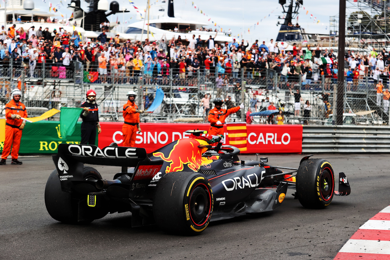 GP MONACO, Gara winner Sergio Perez (MEX) Red Bull Racing RB18 celebrates at the end of the race.
29.05.2022. Formula 1 World Championship, Rd 7, Monaco Grand Prix, Monte Carlo, Monaco, Gara Day.
- www.xpbimages.com, EMail: requests@xpbimages.com © Copyright: Charniaux / XPB Images