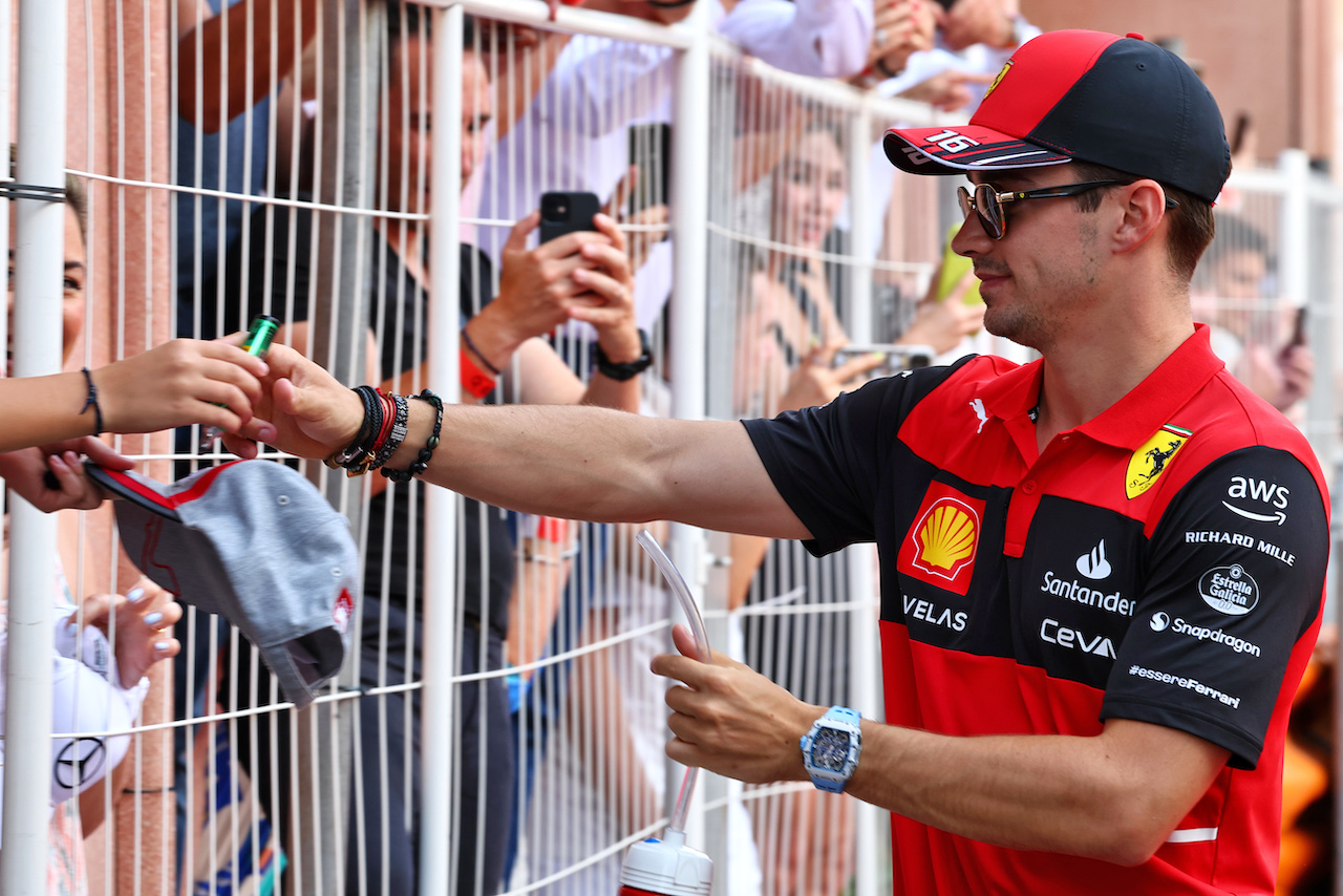 GP MONACO, Charles Leclerc (MON) Ferrari with fans on the drivers parade.
29.05.2022. Formula 1 World Championship, Rd 7, Monaco Grand Prix, Monte Carlo, Monaco, Gara Day.
- www.xpbimages.com, EMail: requests@xpbimages.com © Copyright: Batchelor / XPB Images