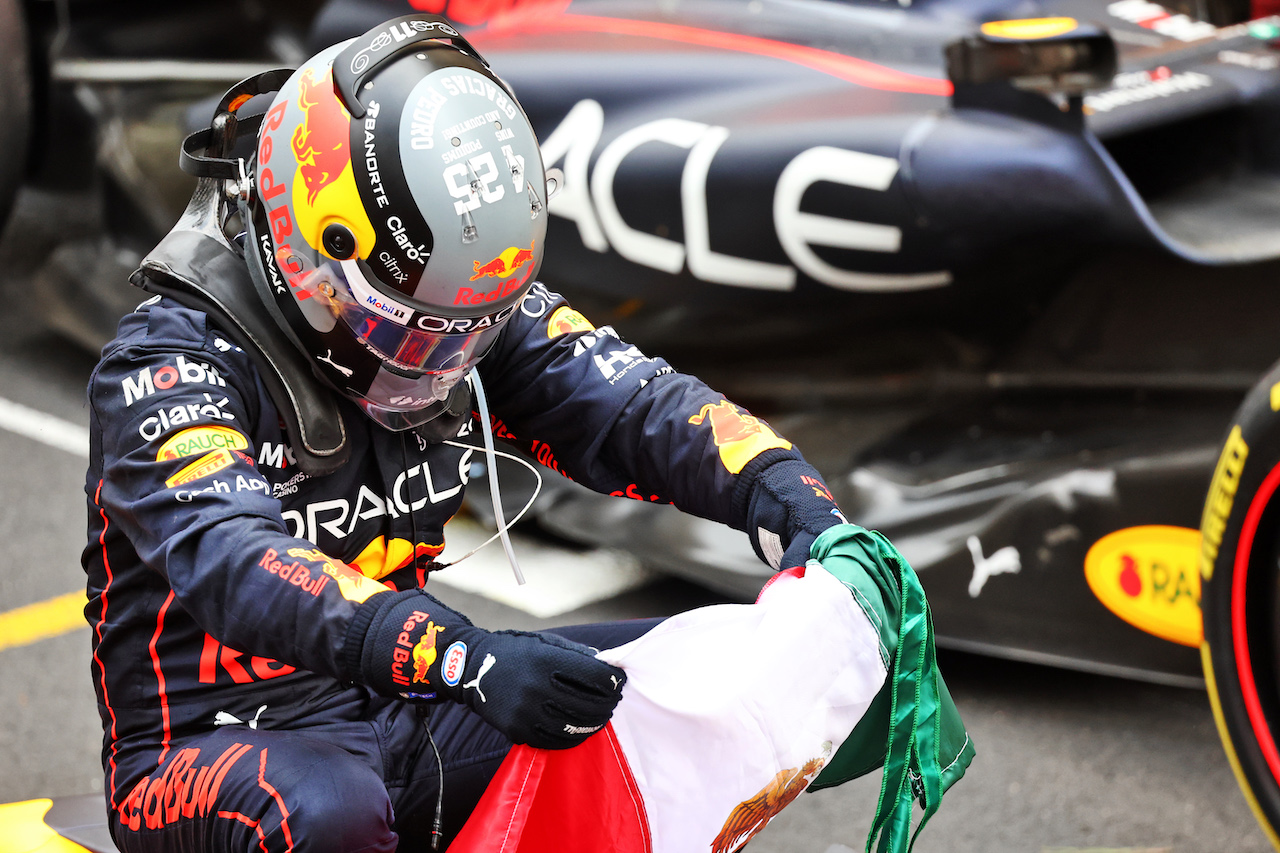 GP MONACO, Gara winner Sergio Perez (MEX) Red Bull Racing RB18 celebrates in parc ferme.
29.05.2022. Formula 1 World Championship, Rd 7, Monaco Grand Prix, Monte Carlo, Monaco, Gara Day.
- www.xpbimages.com, EMail: requests@xpbimages.com © Copyright: Batchelor / XPB Images