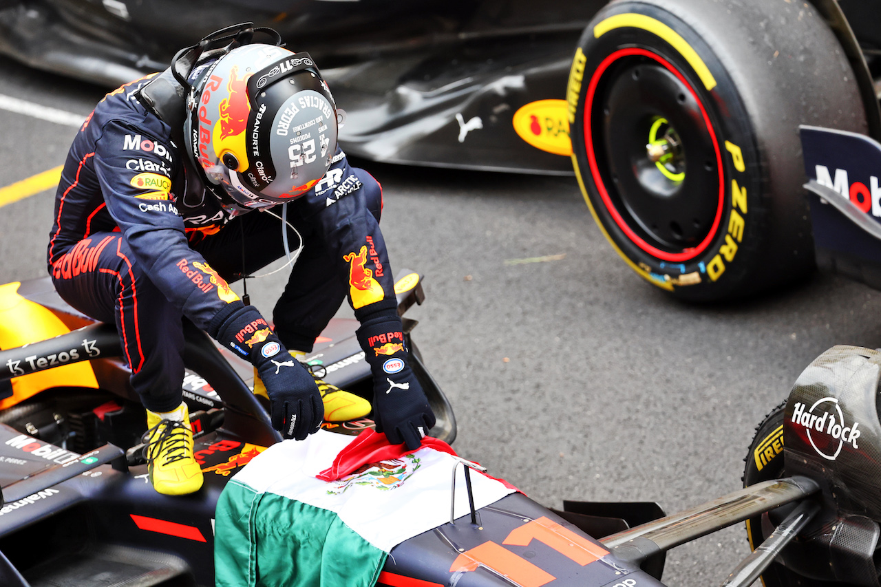 GP MONACO, Gara winner Sergio Perez (MEX) Red Bull Racing RB18 celebrates in parc ferme.
29.05.2022. Formula 1 World Championship, Rd 7, Monaco Grand Prix, Monte Carlo, Monaco, Gara Day.
- www.xpbimages.com, EMail: requests@xpbimages.com © Copyright: Batchelor / XPB Images