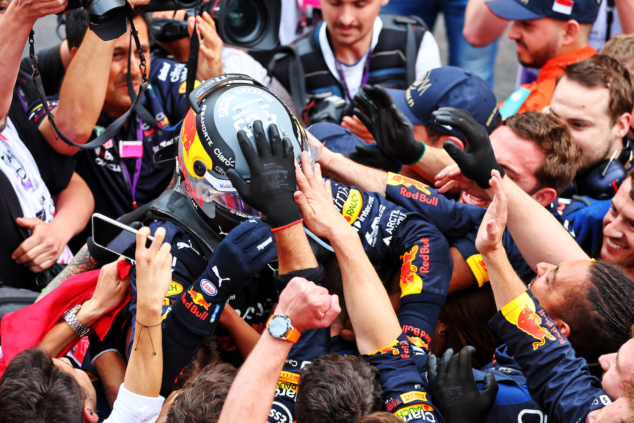 GP MONACO, Gara winner Sergio Perez (MEX) Red Bull Racing celebrates with the team in parc ferme.
29.05.2022. Formula 1 World Championship, Rd 7, Monaco Grand Prix, Monte Carlo, Monaco, Gara Day.
- www.xpbimages.com, EMail: requests@xpbimages.com © Copyright: Batchelor / XPB Images