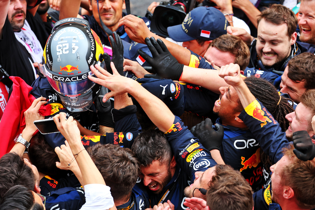 GP MONACO, Gara winner Sergio Perez (MEX) Red Bull Racing celebrates with the team in parc ferme.
29.05.2022. Formula 1 World Championship, Rd 7, Monaco Grand Prix, Monte Carlo, Monaco, Gara Day.
- www.xpbimages.com, EMail: requests@xpbimages.com © Copyright: Batchelor / XPB Images