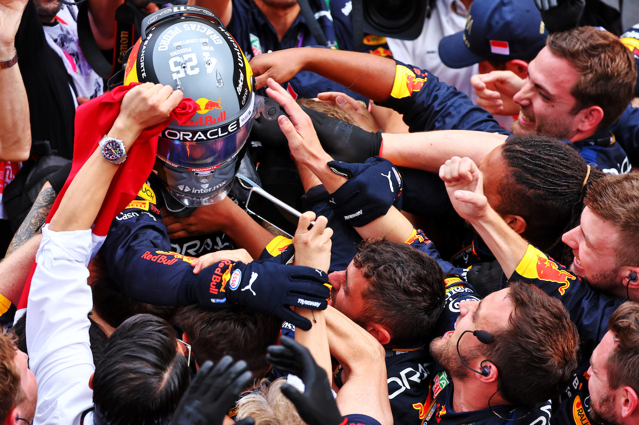 GP MONACO, Gara winner Sergio Perez (MEX) Red Bull Racing celebrates with the team in parc ferme.
29.05.2022. Formula 1 World Championship, Rd 7, Monaco Grand Prix, Monte Carlo, Monaco, Gara Day.
- www.xpbimages.com, EMail: requests@xpbimages.com © Copyright: Batchelor / XPB Images