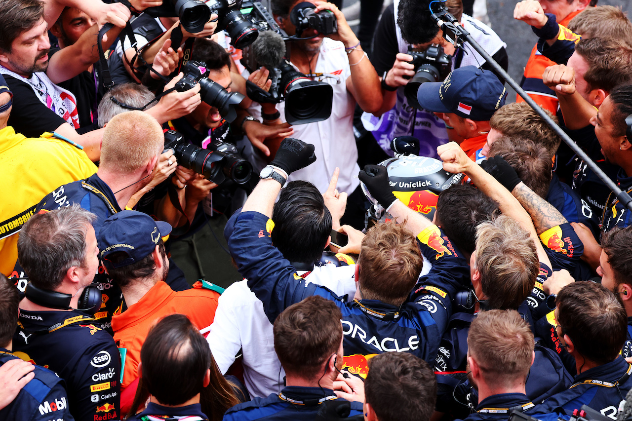 GP MONACO, Gara winner Sergio Perez (MEX) Red Bull Racing celebrates with the team in parc ferme.
29.05.2022. Formula 1 World Championship, Rd 7, Monaco Grand Prix, Monte Carlo, Monaco, Gara Day.
- www.xpbimages.com, EMail: requests@xpbimages.com © Copyright: Batchelor / XPB Images