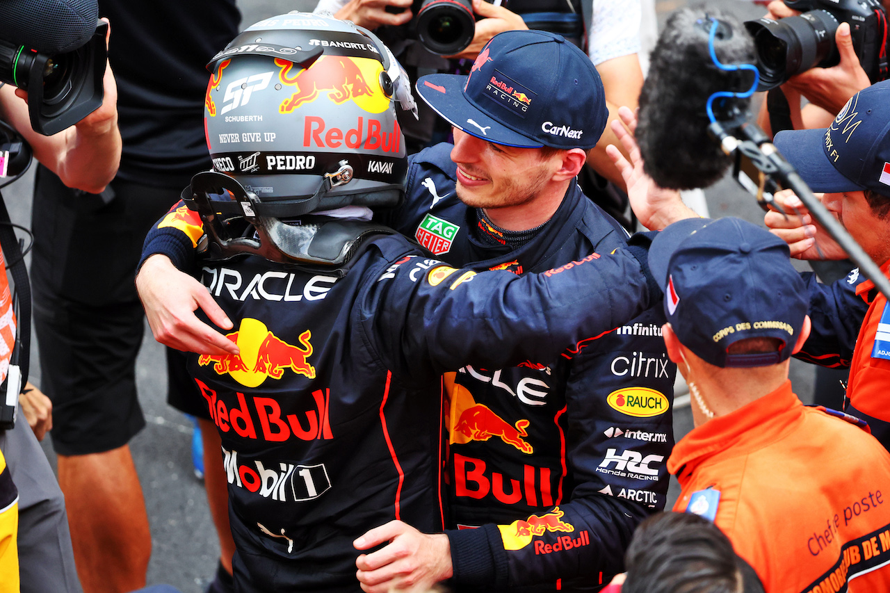 GP MONACO, (L to R): Gara winner Sergio Perez (MEX) Red Bull Racing celebrates with third placed team mate Max Verstappen (NLD) Red Bull Racing in parc ferme.
29.05.2022. Formula 1 World Championship, Rd 7, Monaco Grand Prix, Monte Carlo, Monaco, Gara Day.
- www.xpbimages.com, EMail: requests@xpbimages.com © Copyright: Batchelor / XPB Images